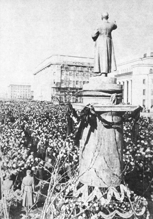 Траурный митинг у монумента Сталина. 1953
