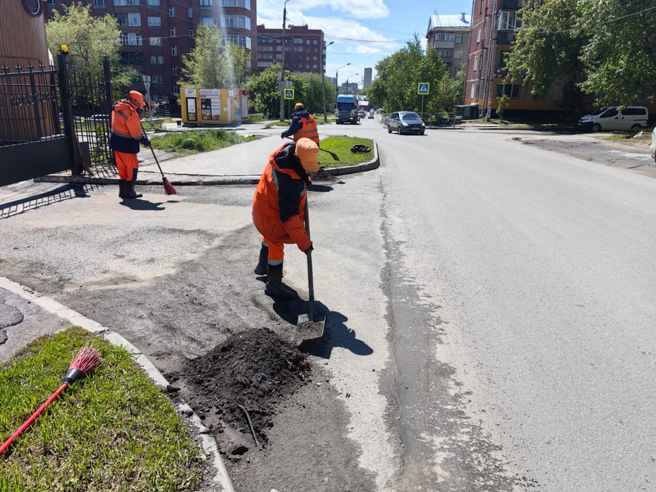 В Калининском районе дорожные службы наращивают темпы уборки и ремонта  улично-дорожной сети | Официальный сайт Новосибирска