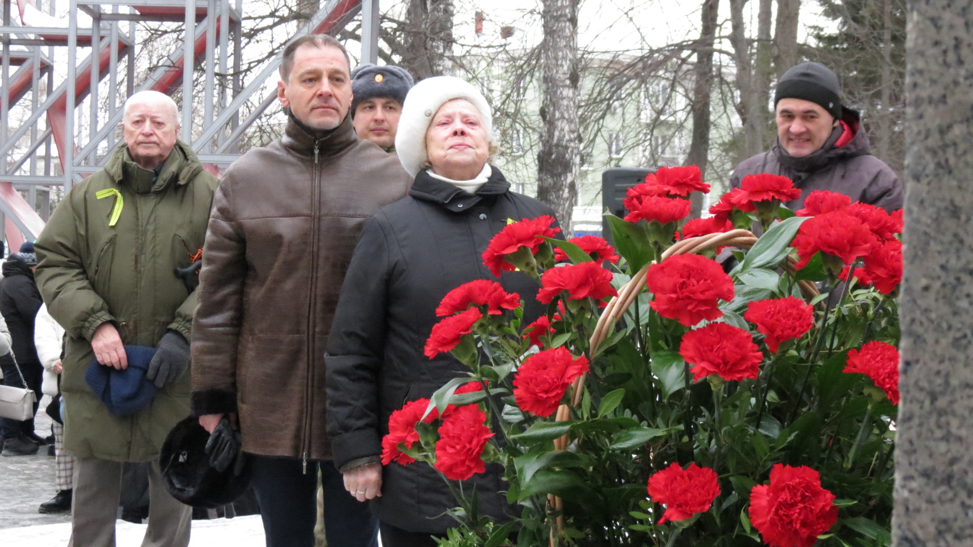 В Калининском районе в честь защитников и жителей блокадного Ленинграда  развернули масштабную копию Знамени Победы | Официальный сайт Новосибирска