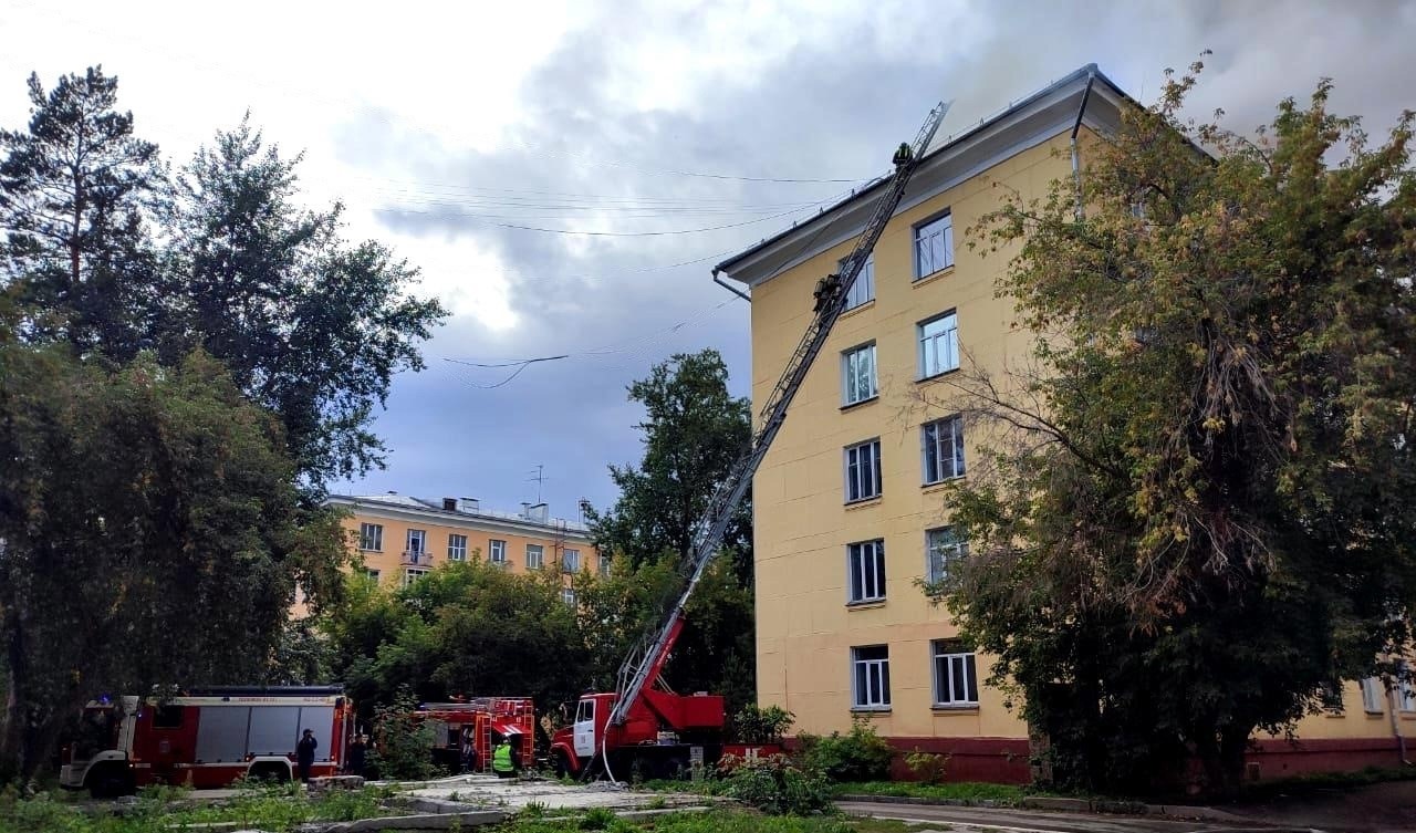 В Калининском районе вспыхнула крыша пятиэтажного дома | Официальный сайт  Новосибирска