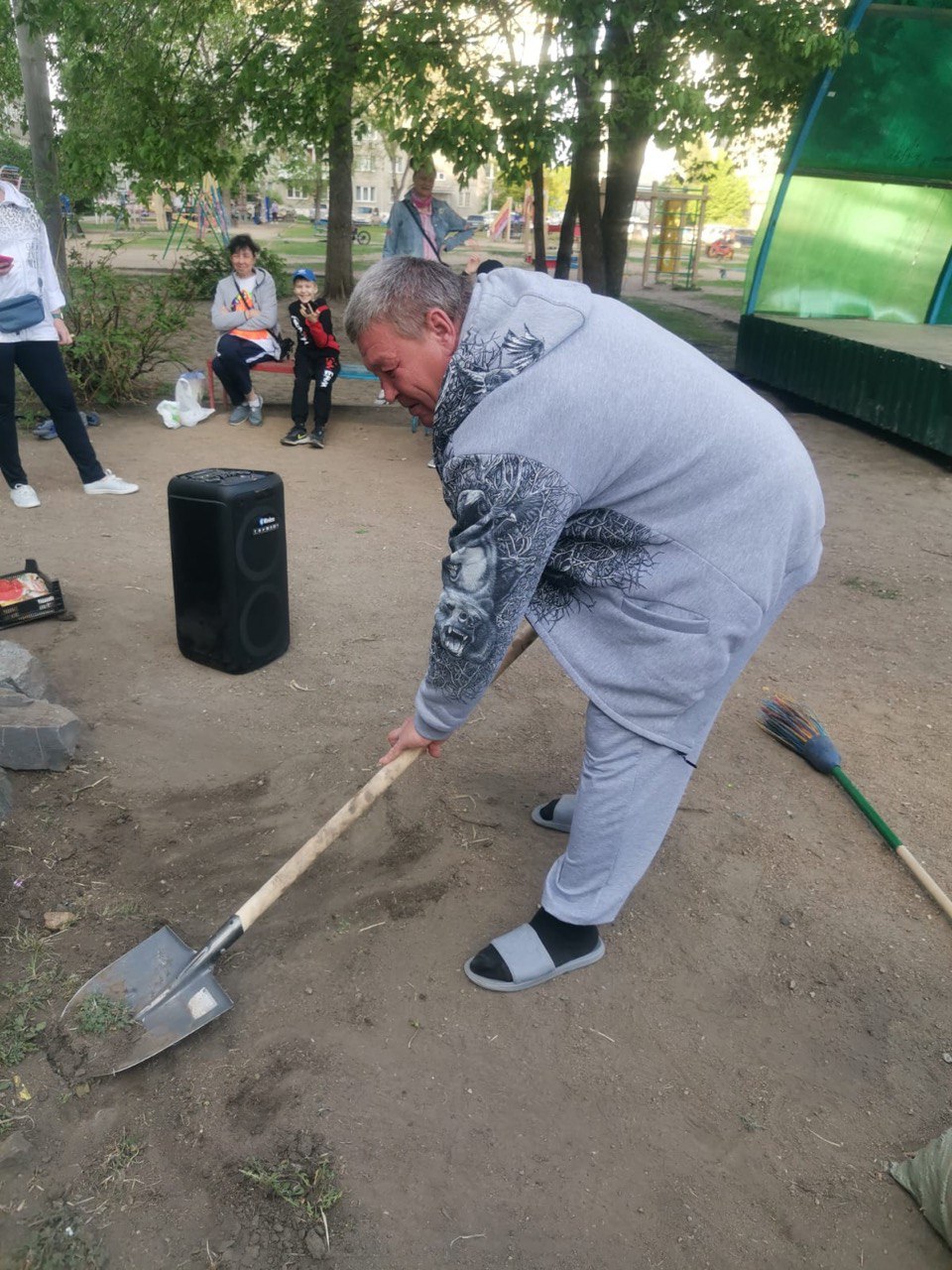 В Калининском районе общественники привели в порядок зелёную территорию |  Официальный сайт Новосибирска