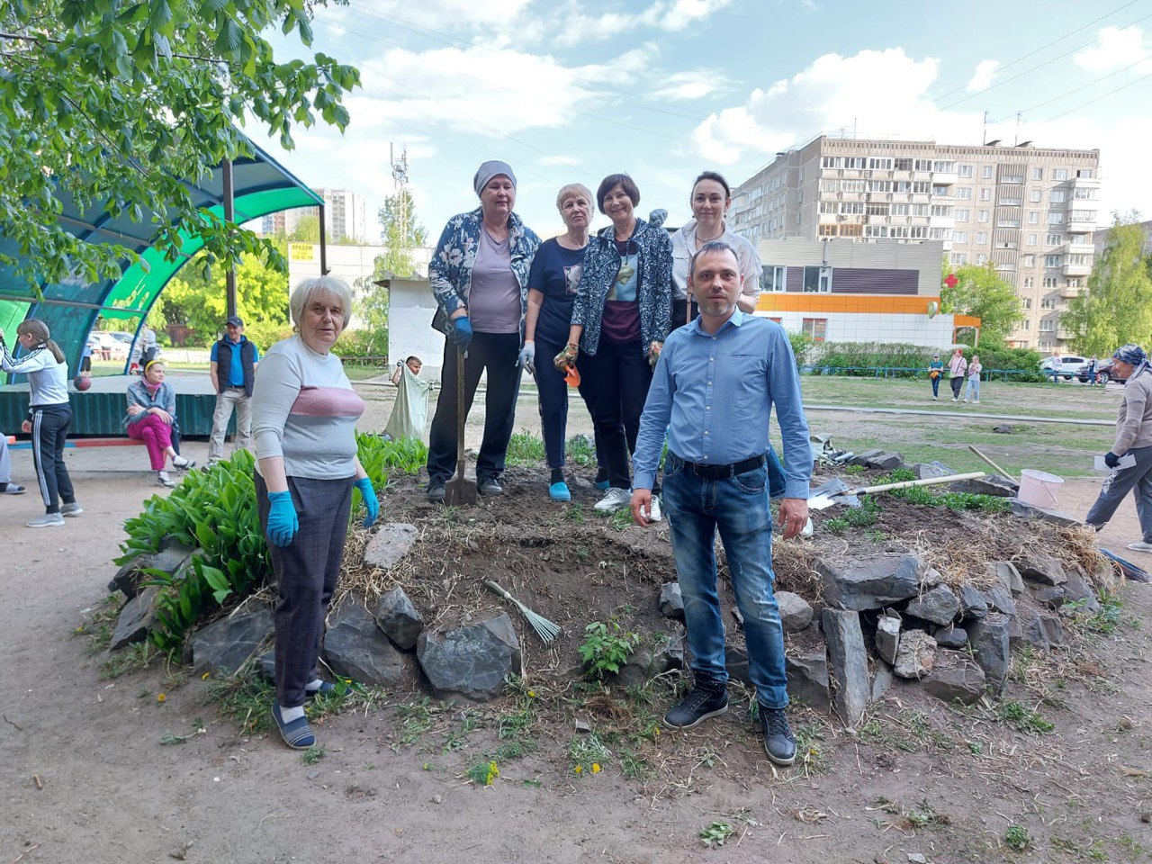 В Калининском районе общественники привели в порядок зелёную территорию |  Официальный сайт Новосибирска