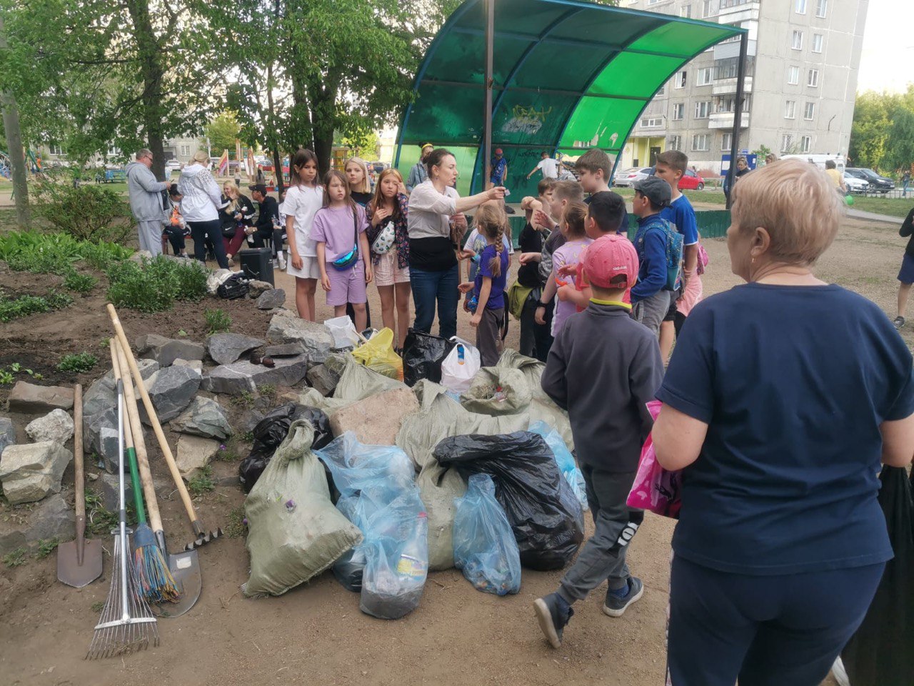 В Калининском районе общественники привели в порядок зелёную территорию |  Официальный сайт Новосибирска