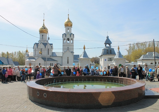 Открытие фонтана у ДК "Приморский", 8 мая 2014 года