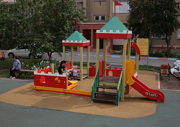 В 2019 году в Новосибирске обустраивают 334 двора: завершение благоустройства придомовой территории площадью более 14 тыс. кв. м на улице Новосибирской, 30.07.2019 